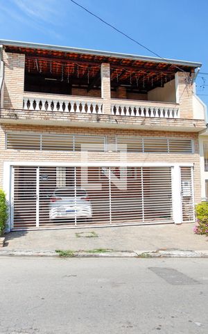 Casa à venda com 203m², 3 quartos e 2 vagas Casa à venda com 203m², 3 quartos e 2 vagasFachada