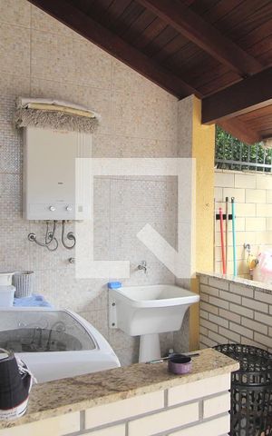 Casa à venda com 250m², 3 quartos e 1 vagaÁrea de Serviço
