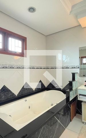 Casa à venda com 250m², 3 quartos e 1 vaga Casa à venda com 250m², 3 quartos e 1 vagaBanheiro da Suíte