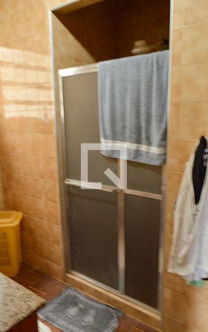 Casa de condomínio à venda com 480m², 2 quartos e 2 vagas Casa de condomínio à venda com 480m², 2 quartos e 2 vagasBanheiro da Suíte 2