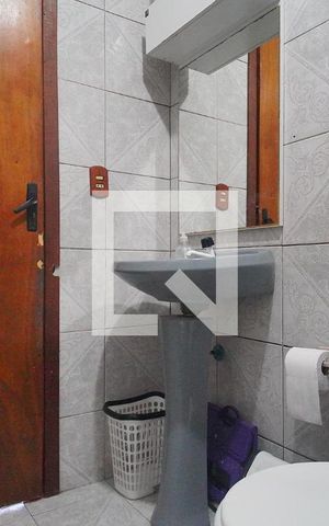 Casa à venda com 82m², 3 quartos e 2 vagas Casa à venda com 82m², 3 quartos e 2 vagasBanheiro