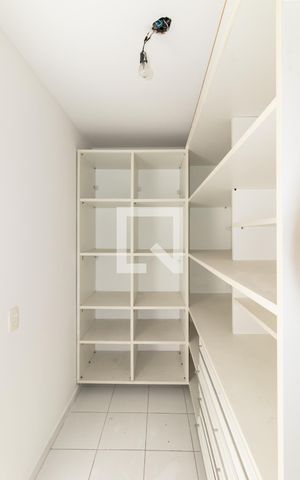 Apartamento à venda com 167m², 3 quartos e 3 vagas Apartamento à venda com 167m², 3 quartos e 3 vagasQuarto de Serviço