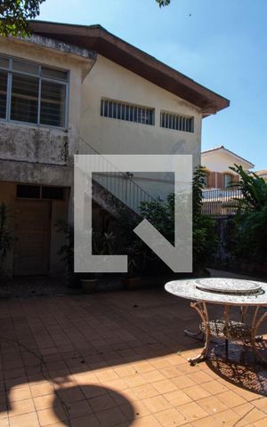 Casa à venda com 300m², 4 quartos e 3 vagas Casa à venda com 300m², 4 quartos e 3 vagasJardim