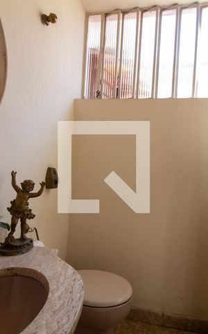 Casa à venda com 300m², 4 quartos e 3 vagas Casa à venda com 300m², 4 quartos e 3 vagasLavabo