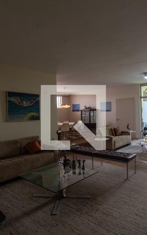 Casa à venda com 300m², 4 quartos e 3 vagas Casa à venda com 300m², 4 quartos e 3 vagasSala
