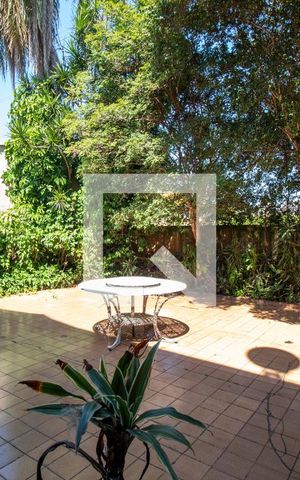 Casa à venda com 300m², 4 quartos e 3 vagas Casa à venda com 300m², 4 quartos e 3 vagasJardim
