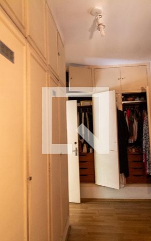 Casa à venda com 300m², 4 quartos e 3 vagas Casa à venda com 300m², 4 quartos e 3 vagasCloset da suíte