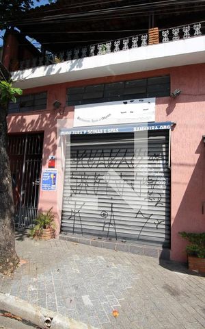 Casa à venda com 300m², 4 quartos e 2 vagas Casa à venda com 300m², 4 quartos e 2 vagasFachada