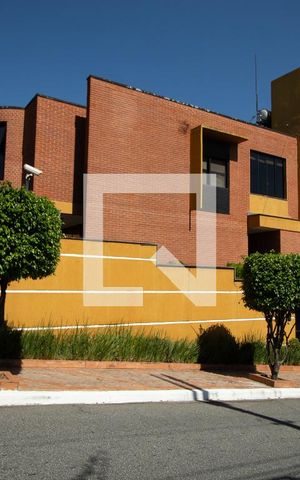 Casa à venda com 423m², 4 quartos e 8 vagas Casa à venda com 423m², 4 quartos e 8 vagasFachada