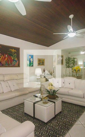Casa à venda com 178m², 4 quartos e 2 vagas Casa à venda com 178m², 4 quartos e 2 vagasSala de Estar