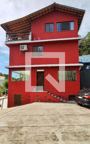 Casa à venda com 300m², 3 quartos e 4 vagas Casa à venda com 300m², 3 quartos e 4 vagasQuintal