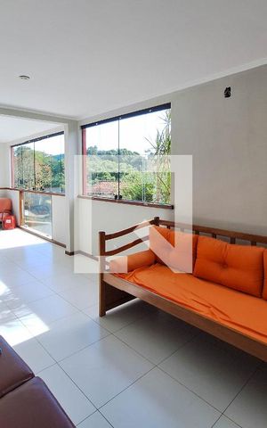 Casa à venda com 300m², 3 quartos e 4 vagas Casa à venda com 300m², 3 quartos e 4 vagasSala