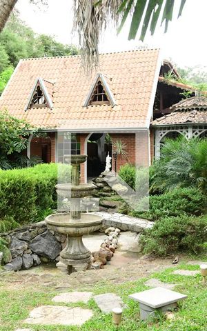 Casa de condomínio para alugar com 1350m², 4 quartos e 7 vagasQuintal
