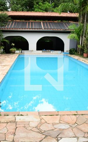 Casa de condomínio para alugar com 1350m², 4 quartos e 7 vagasPiscina