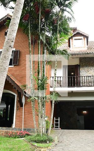 Casa de condomínio para alugar com 1350m², 4 quartos e 7 vagasFachada