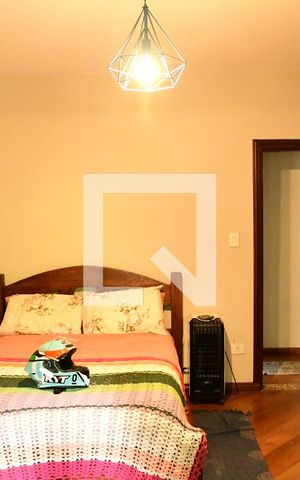 Casa de condomínio para alugar com 1350m², 4 quartos e 7 vagasQuarto