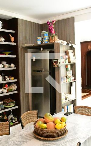 Casa de condomínio para alugar com 1350m², 4 quartos e 7 vagasCozinha