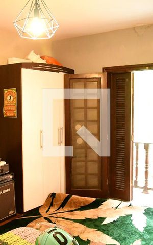 Casa de condomínio para alugar com 1350m², 4 quartos e 7 vagasQuarto