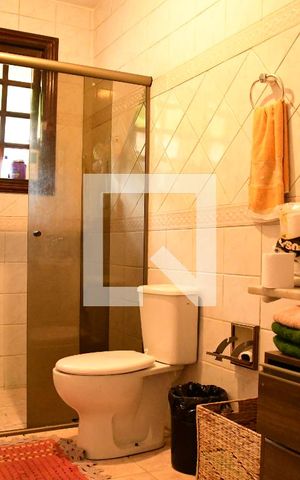 Casa de condomínio para alugar com 1350m², 4 quartos e 7 vagasBanheiro social