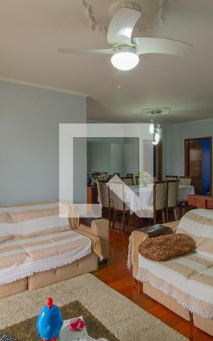 Casa para alugar com 200m², 3 quartos e 3 vagas Casa para alugar com 200m², 3 quartos e 3 vagasSala