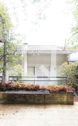 Casa à venda com 180m², 4 quartos e 2 vagas Casa à venda com 180m², 4 quartos e 2 vagasTerraço
