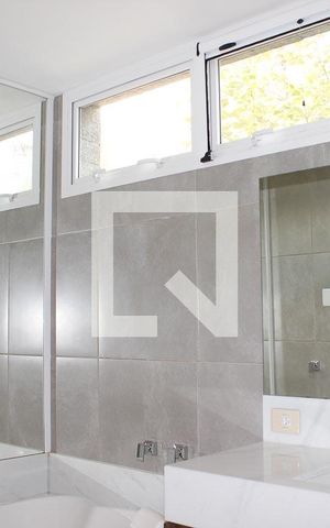 Casa de condomínio à venda com 260m², 3 quartos e 2 vagas Casa de condomínio à venda com 260m², 3 quartos e 2 vagasBanheiro 01