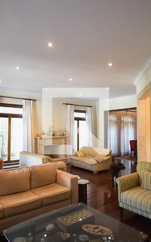 Casa à venda com 600m², 4 quartos e 6 vagas Casa à venda com 600m², 4 quartos e 6 vagasSala