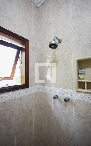 Casa à venda com 600m², 4 quartos e 6 vagas Casa à venda com 600m², 4 quartos e 6 vagasChuveiro do Banheiro da Suíte 2