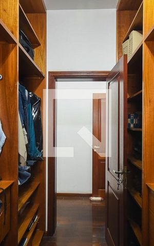 Casa à venda com 600m², 4 quartos e 6 vagas Casa à venda com 600m², 4 quartos e 6 vagasArmário da Suíte 4
