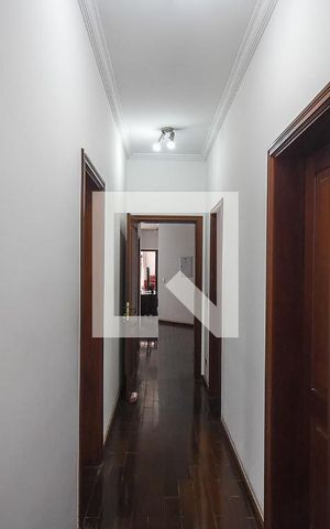 Casa à venda com 600m², 4 quartos e 6 vagas Casa à venda com 600m², 4 quartos e 6 vagasCorredor da Suíte 4
