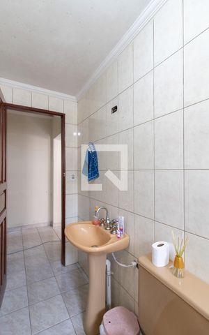 Casa à venda com 242m², 5 quartos e 4 vagas Casa à venda com 242m², 5 quartos e 4 vagasBanheiro 2