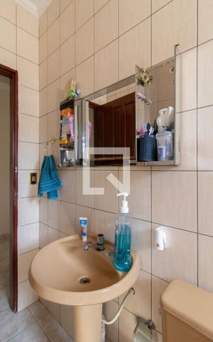 Casa à venda com 242m², 5 quartos e 4 vagas Casa à venda com 242m², 5 quartos e 4 vagasBanheiro