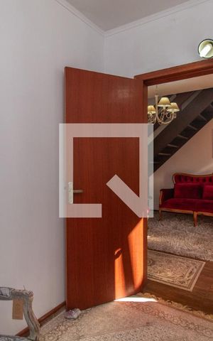 Casa à venda com 497m², 4 quartos e 3 vagas Casa à venda com 497m², 4 quartos e 3 vagasQuarto