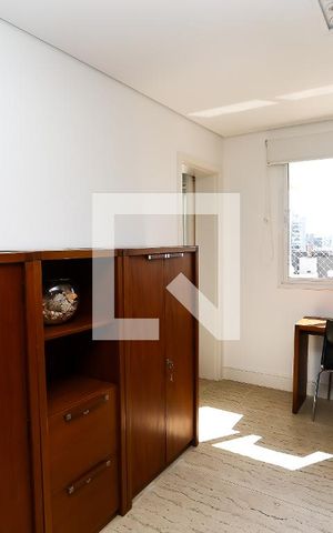 Apartamento à venda com 223m², 3 quartos e 4 vagas Apartamento à venda com 223m², 3 quartos e 4 vagasEscritório