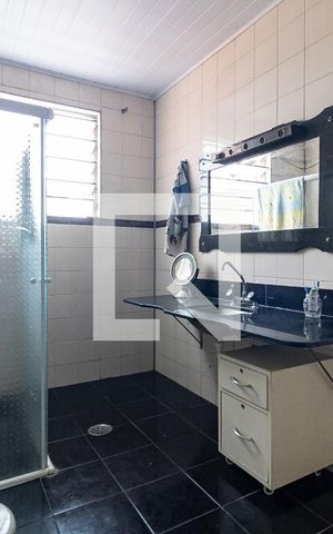 Casa à venda com 345m², 5 quartos e 1 vaga Casa à venda com 345m², 5 quartos e 1 vagaBanheiro da Suíte 2 da Casa 1