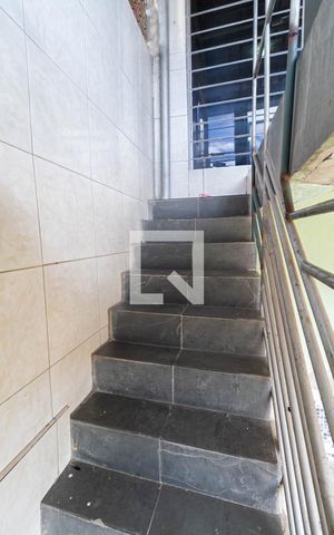 Casa à venda com 360m², 3 quartos e 2 vagas Casa à venda com 360m², 3 quartos e 2 vagasEscada