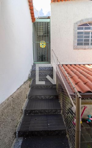 Casa à venda com 360m², 3 quartos e 2 vagas Casa à venda com 360m², 3 quartos e 2 vagasEscada