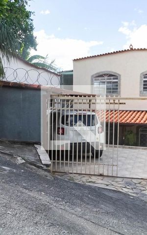 Casa à venda com 360m², 3 quartos e 2 vagas Casa à venda com 360m², 3 quartos e 2 vagasFachada