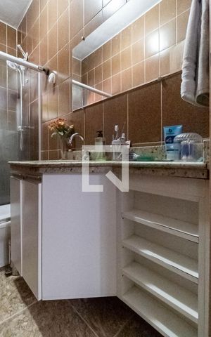 Casa à venda com 360m², 3 quartos e 2 vagas Casa à venda com 360m², 3 quartos e 2 vagasBanheiro social
