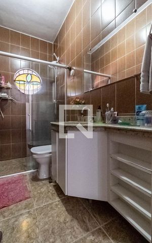 Casa à venda com 360m², 3 quartos e 2 vagas Casa à venda com 360m², 3 quartos e 2 vagasBanheiro social