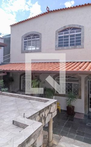Casa à venda com 360m², 3 quartos e 2 vagas Casa à venda com 360m², 3 quartos e 2 vagasFachada