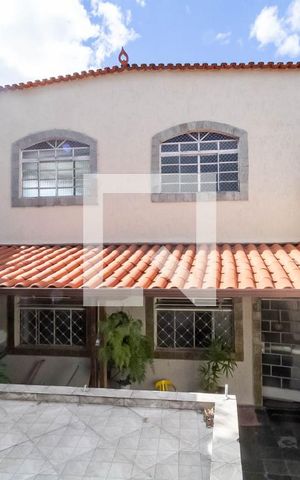 Casa à venda com 360m², 3 quartos e 2 vagas Casa à venda com 360m², 3 quartos e 2 vagasFachada