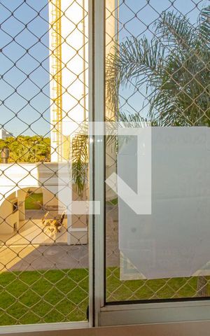 Apartamento à venda com 48m², 2 quartos e 1 vaga Apartamento à venda com 48m², 2 quartos e 1 vagaplaquinha instalada na janela da sala