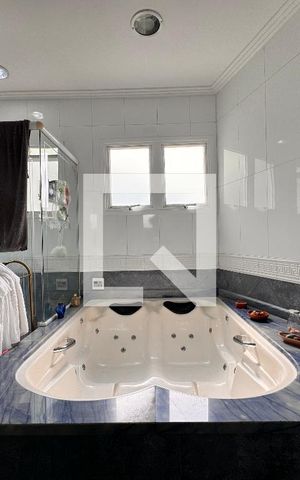 Casa à venda com 335m², 5 quartos e 3 vagas Casa à venda com 335m², 5 quartos e 3 vagasBanheiro da Suíte 1