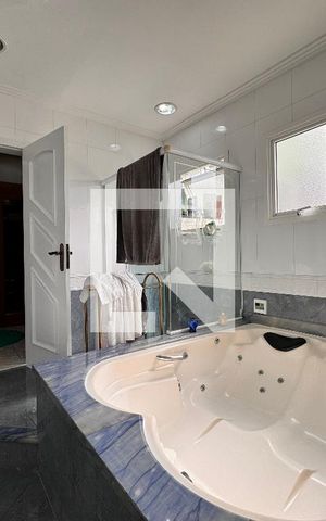Casa à venda com 335m², 5 quartos e 3 vagas Casa à venda com 335m², 5 quartos e 3 vagasBanheiro da Suíte