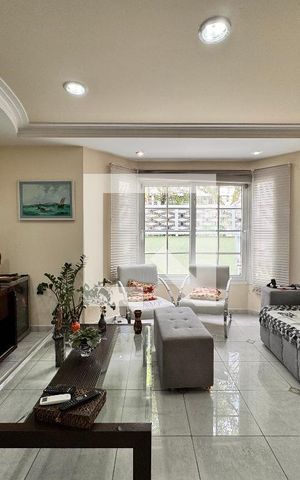 Casa à venda com 335m², 5 quartos e 3 vagas Casa à venda com 335m², 5 quartos e 3 vagasSala