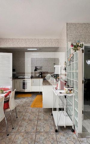 Casa à venda com 335m², 5 quartos e 3 vagas Casa à venda com 335m², 5 quartos e 3 vagasCozinha