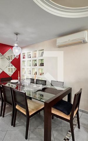 Casa à venda com 335m², 5 quartos e 3 vagas Casa à venda com 335m², 5 quartos e 3 vagasSala