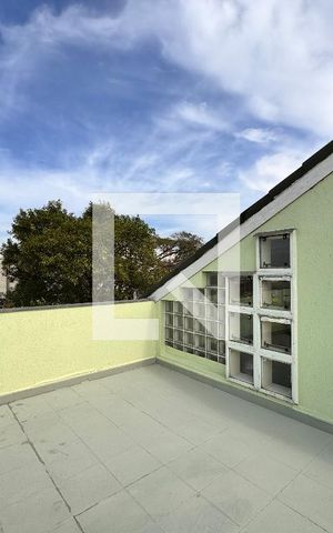 Casa à venda com 335m², 5 quartos e 3 vagas Casa à venda com 335m², 5 quartos e 3 vagasSacada