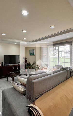 Casa à venda com 335m², 5 quartos e 3 vagas Casa à venda com 335m², 5 quartos e 3 vagasSala